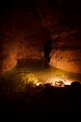 wody w jaskini