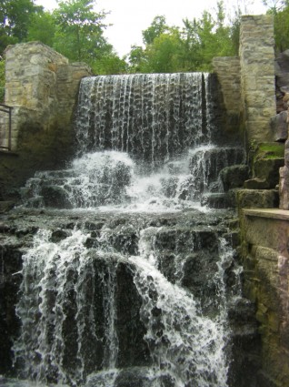 水の滝の岩