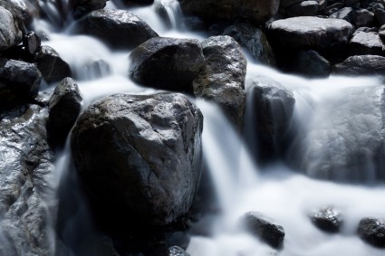 Các thác nước trong số các loại đá