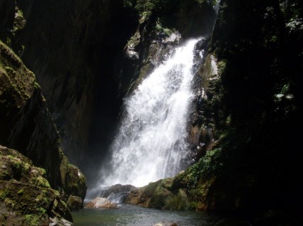 瀑布自然水