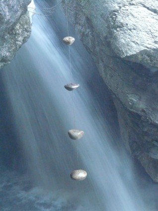piedras de la cascada nueva era