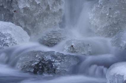 eau de la cascade hiver