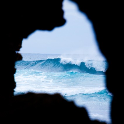 ondas a través de la ventana de la roca