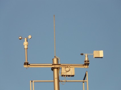 observación de estación meteorológica anemómetro del tiempo