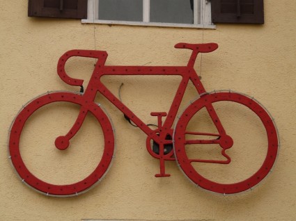 ruota di bicicletta rossa