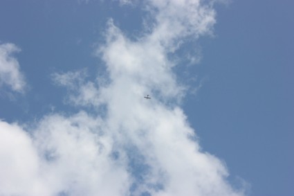pequeno avião céu azul de nuvens brancas