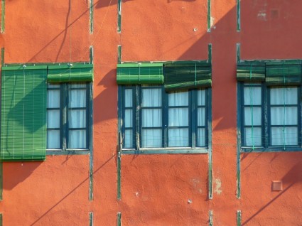 persianas de la ventana verde