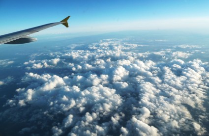 翼の航空機の雲