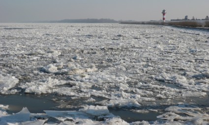 lastroni di ghiaccio del fiume d'inverno