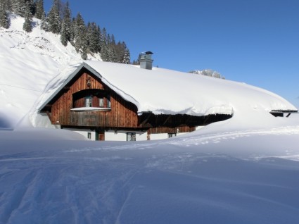 casa de invierno cubierto de nieve