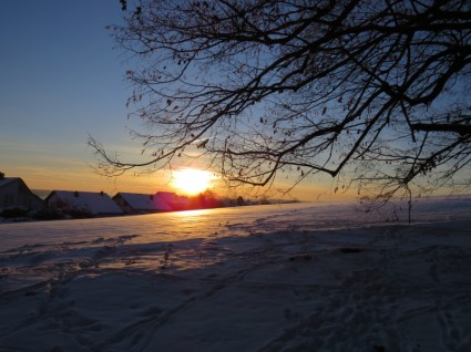 冬の日没の太陽