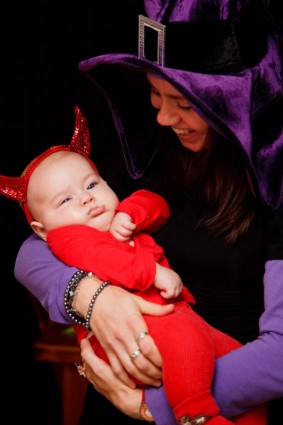 bruxa e bebê diabo