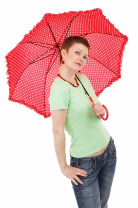 女性と赤い傘