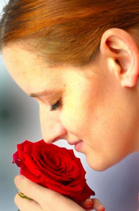 người phụ nữ và hoa hồng