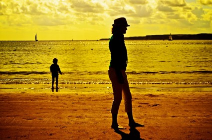 женщина, ребенок и море