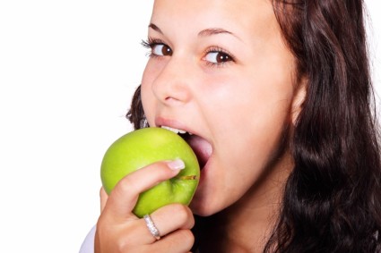 mujer comer manzana