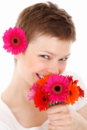 người phụ nữ đang nắm giữ hoa