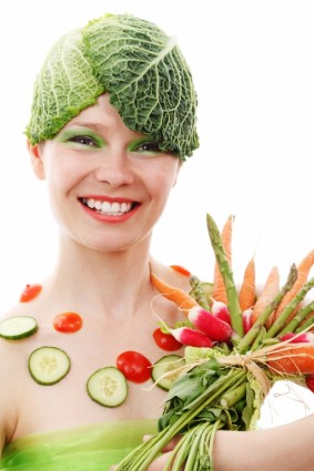 mujer con vegetales