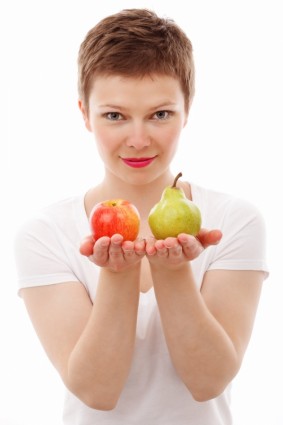 リンゴと梨を持つ女性