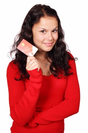 امرأة مع بطاقة الائتمان