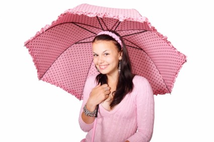 Frau mit gepunkteten Regenschirm