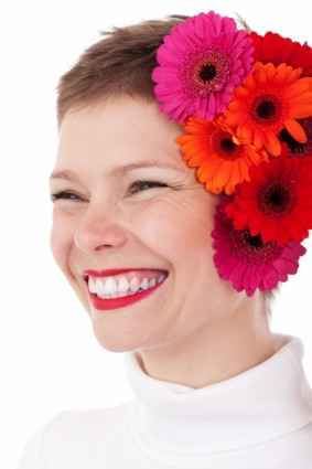 Frau mit Blumen im Haar