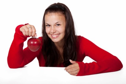 赤いリンゴを持つ女性