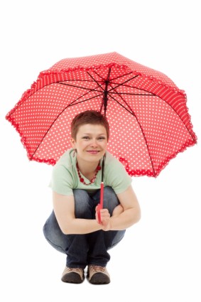 امرأة بمظلة حمراء