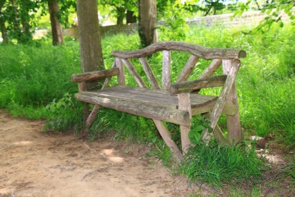 木製のベンチ