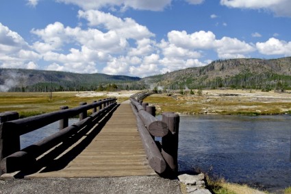 木制橋河懷俄明州黃石公園