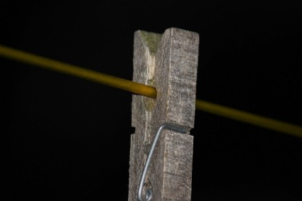 деревянный колышек на стиральной линии