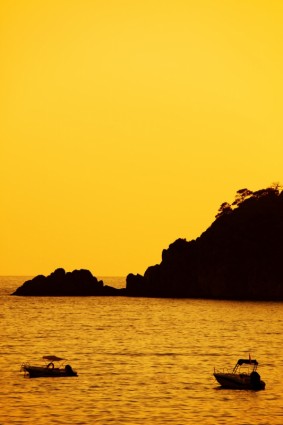 coucher de soleil jaune avec les bateaux