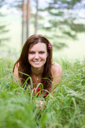 Молодая девушка, прокладки в траве
