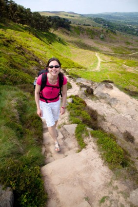 若い女性のハイキング
