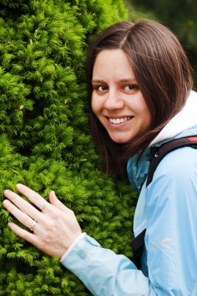 giovane donna abbracciarsi albero