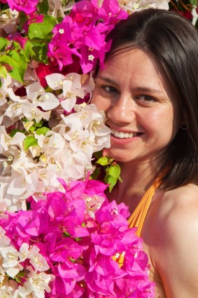 giovane donna circondata da fiori