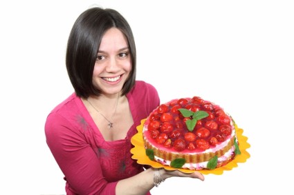 wanita muda dengan kue