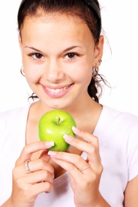 หญิงสาวกับแอปเปิ้ลเขียว