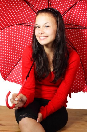 赤い傘を持つ若い女